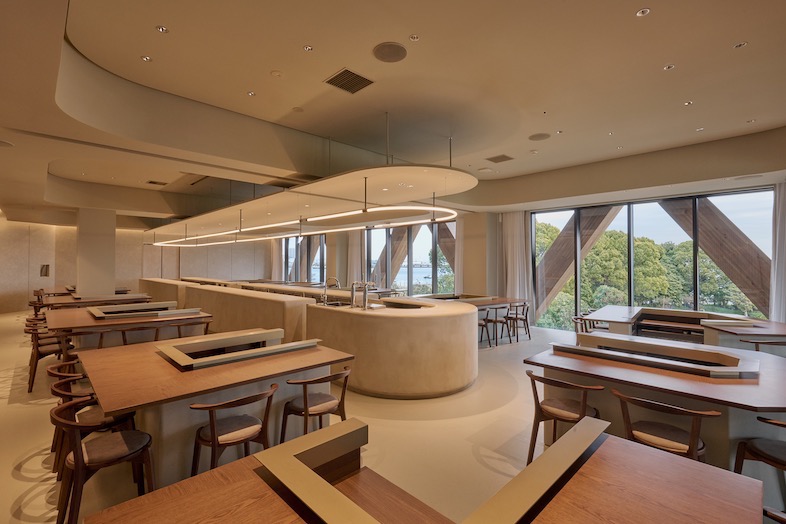 CRAZY GRANDE MAISON 3F — 島状のテーブル群